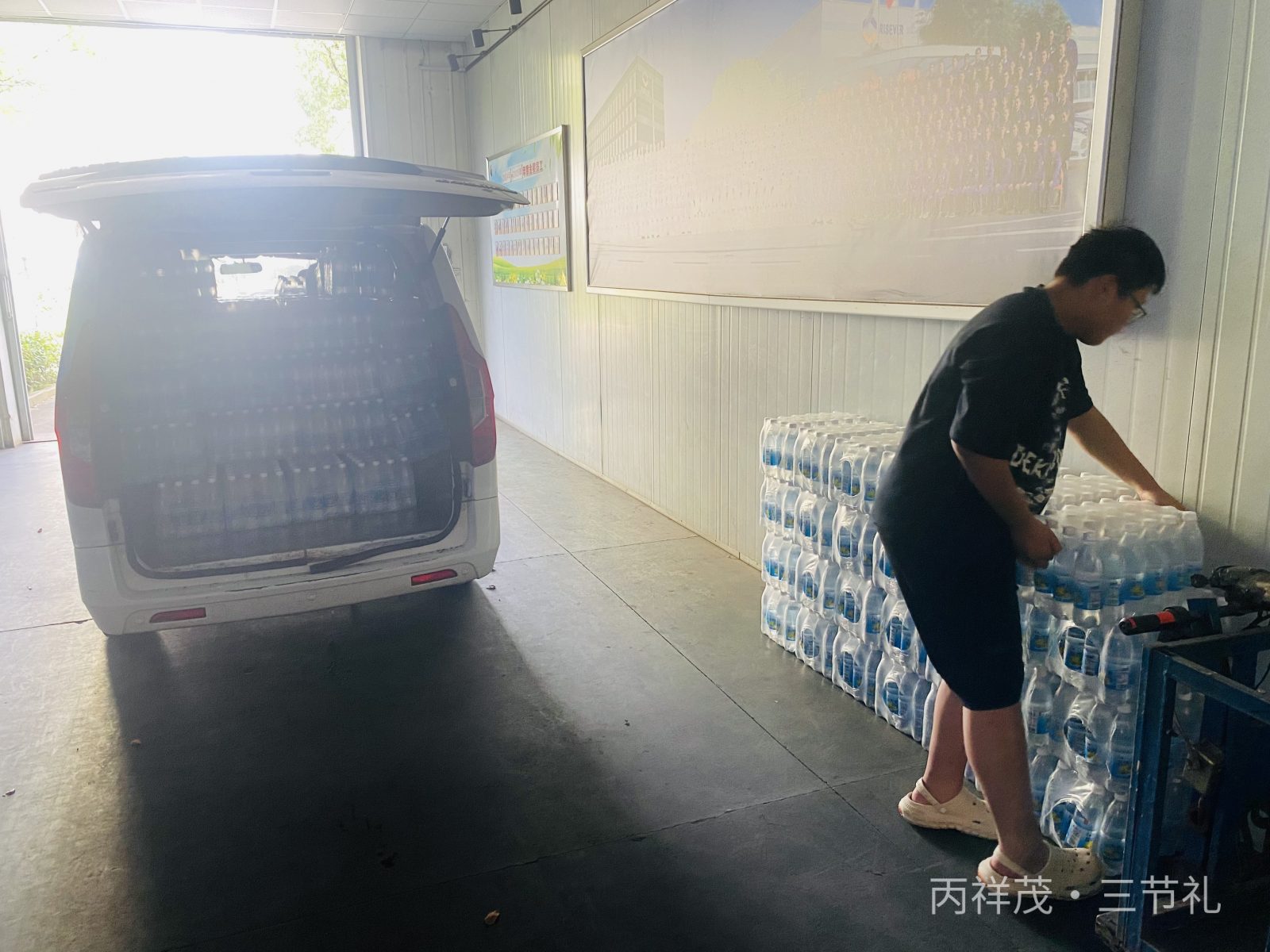 合肥丙祥茂三节礼企业防暑水配送专车实拍