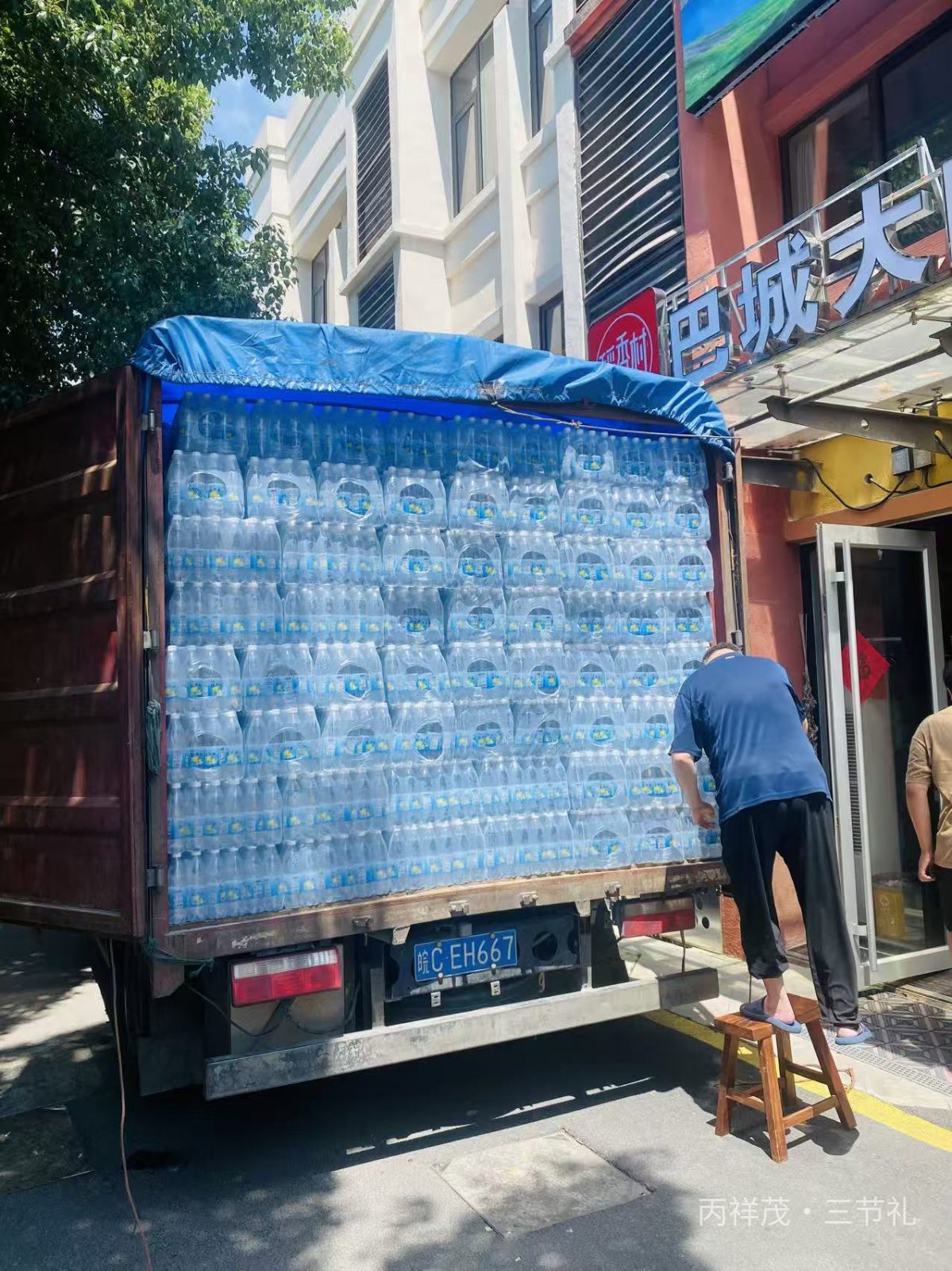 合肥滨湖本地礼品仓库堆满整包盐汽水，合肥工厂工地防暑饮品批量囤货实拍