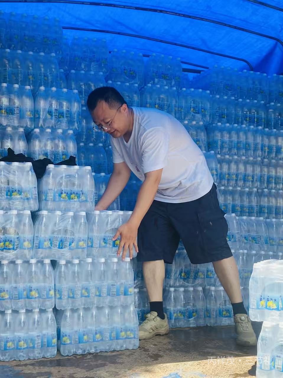 合肥滨湖区仓储中心整垛盐汽水现货，合肥商贸批发防暑饮品备货实拍