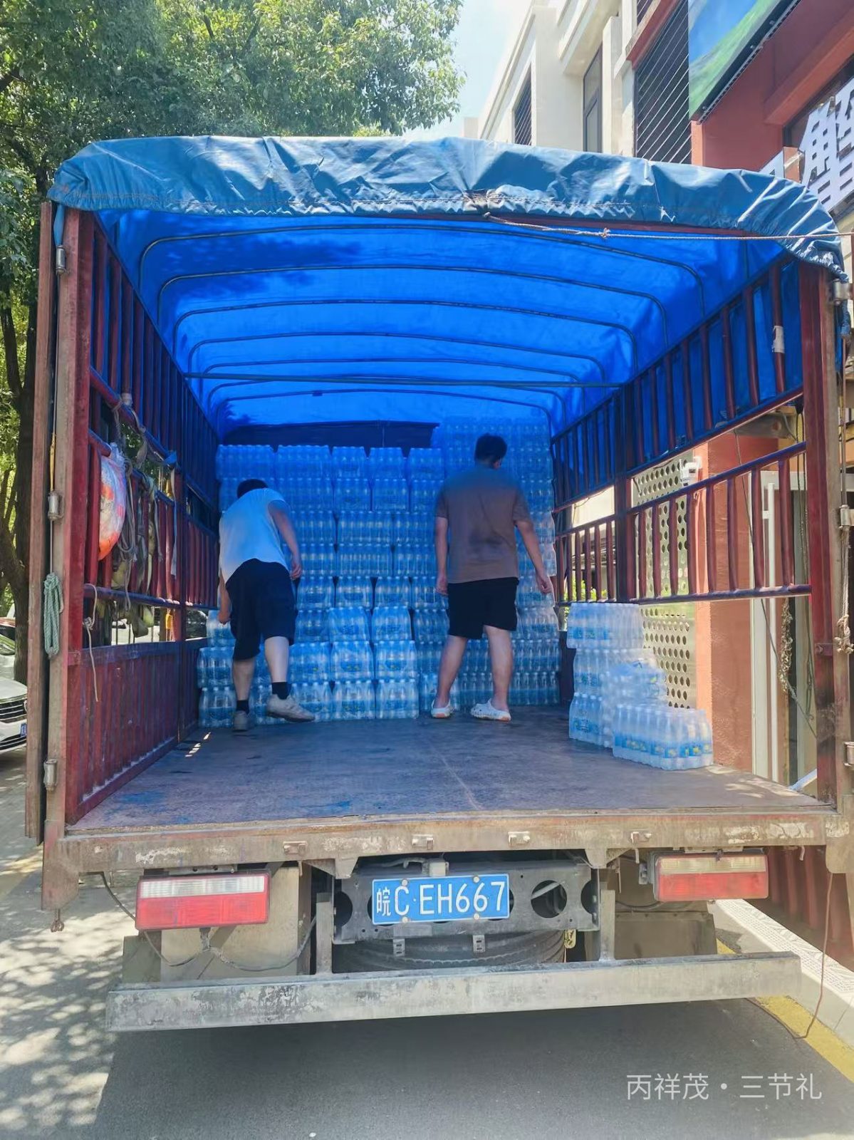 合肥丙祥茂三节礼仓库叉车转运盐汽水，合肥企业团购防暑降温饮品仓储实景