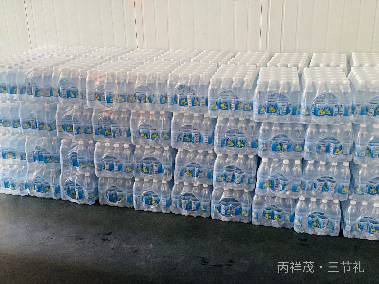 合肥蜀山区制造工厂防暑降温盐汽水整车装车实拍，共计 90 件夏季劳保饮品专车配送现场