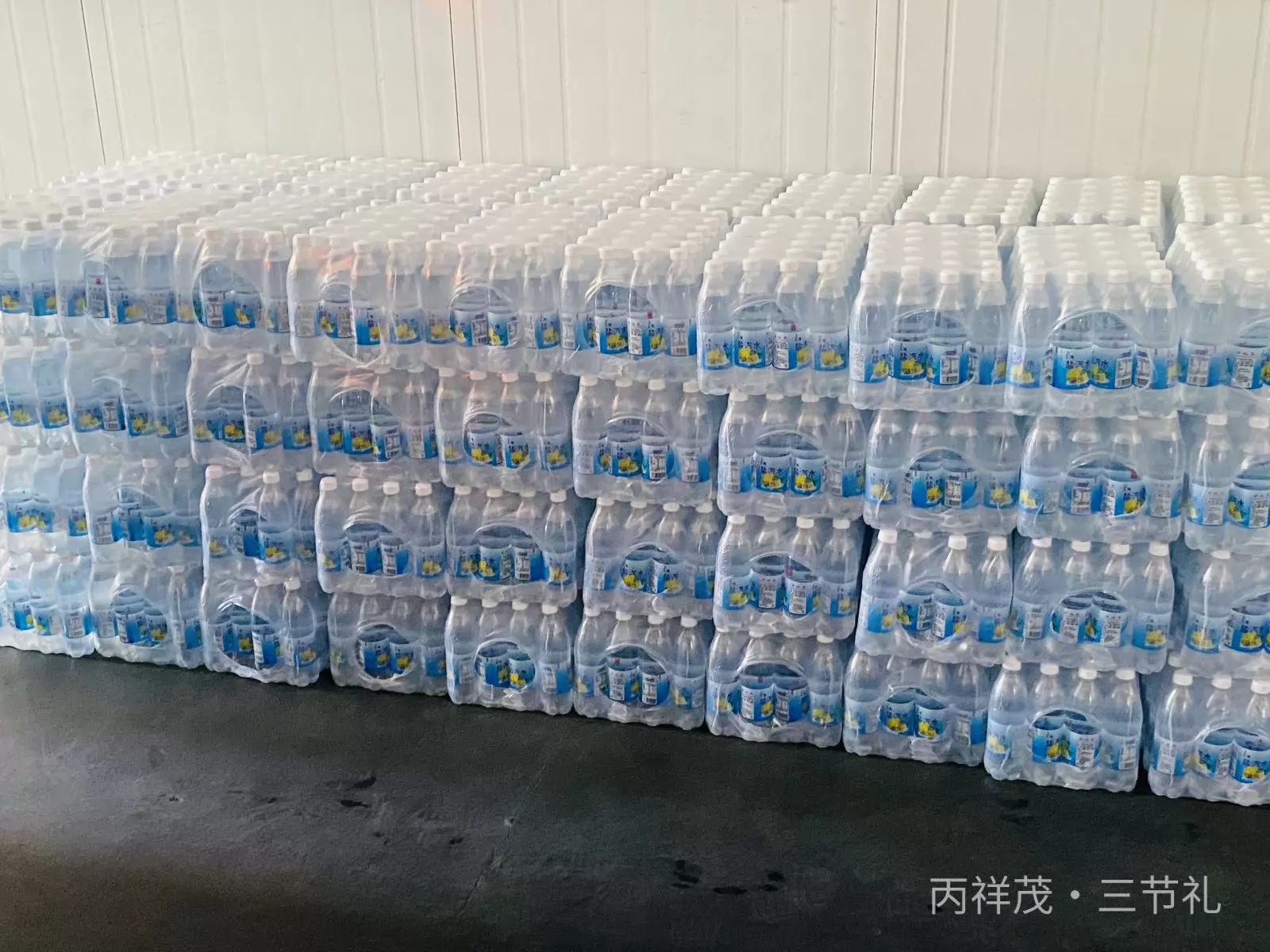 合肥蜀山区制造工厂防暑降温盐汽水整车装车实拍，共计 90 件夏季劳保饮品专车配送现场