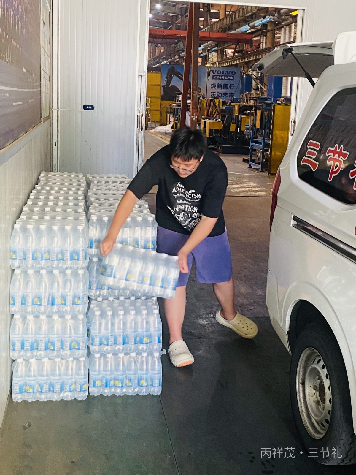 合肥蜀山区工业园工厂 90 件盐汽水卸货搬运实拍，企业高温防暑降温饮品厂区配送现场