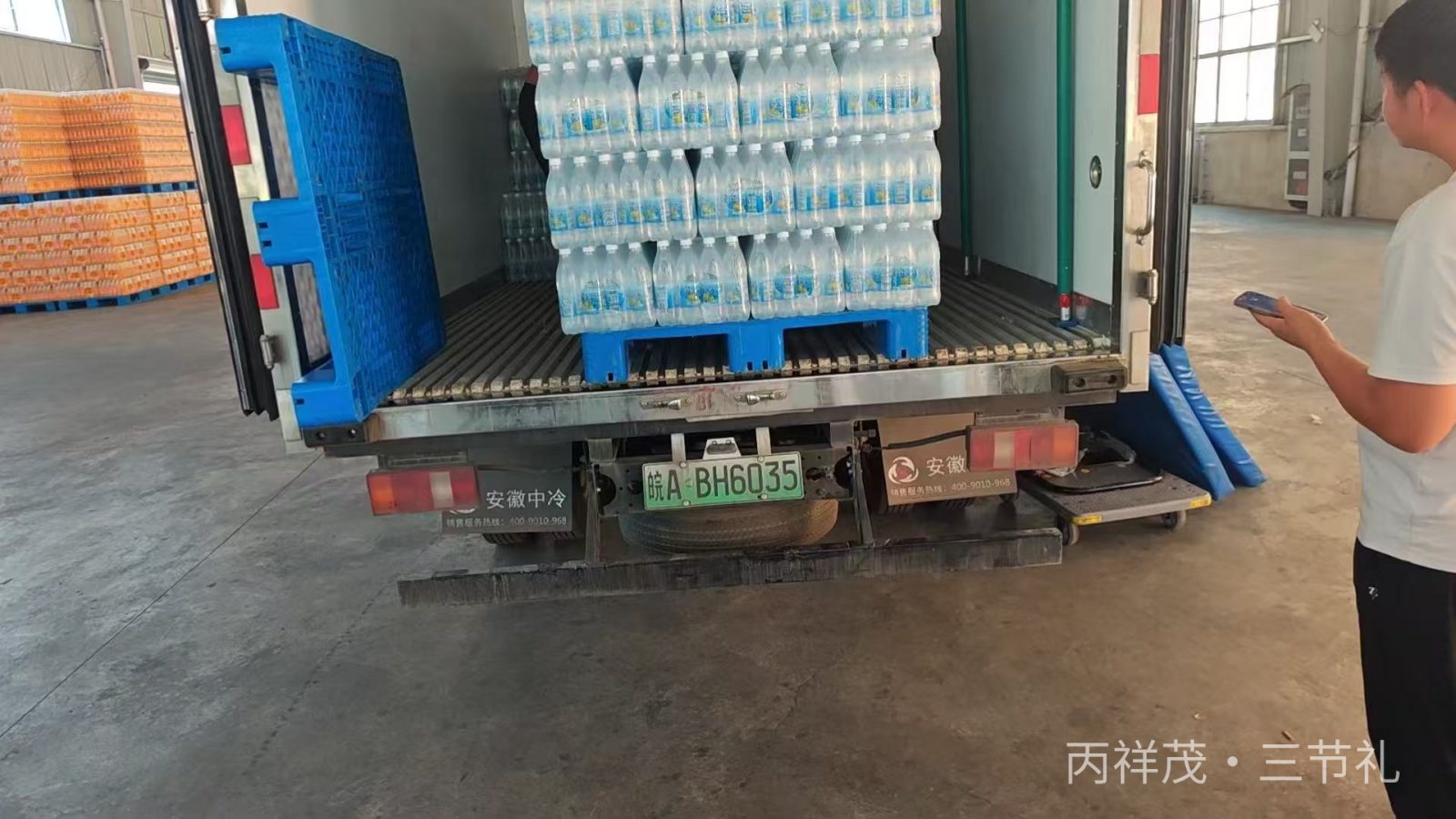 合肥滨湖仓库 8 月 1 日新到盐汽水现场清点卸货入库，夏季劳保降温饮品囤货备货实拍