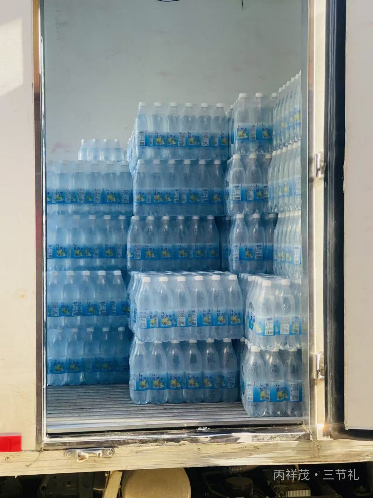 合肥滨湖区仓储中心盐汽水托盘机械化卸货入库实拍，大批量防暑饮品仓储备货