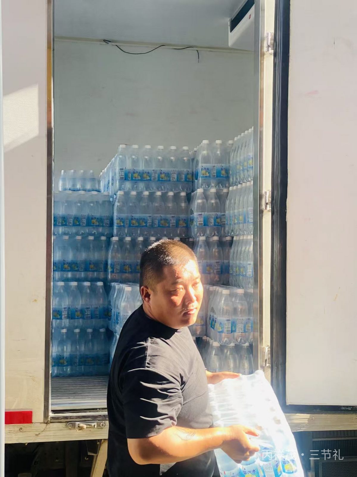 合肥滨湖沿街门店盐汽水现场卸货清点实拍，仓库直送夏季防暑饮品入库交接