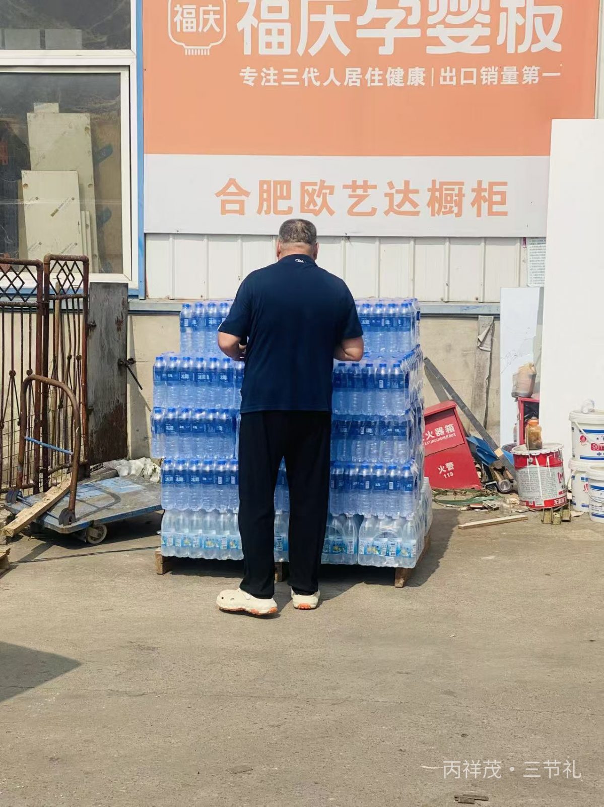 合肥肥东撮镇厂区盐汽水矿泉水整齐堆垛清点实拍，合计 120 件夏季防暑物资待装车配送现场