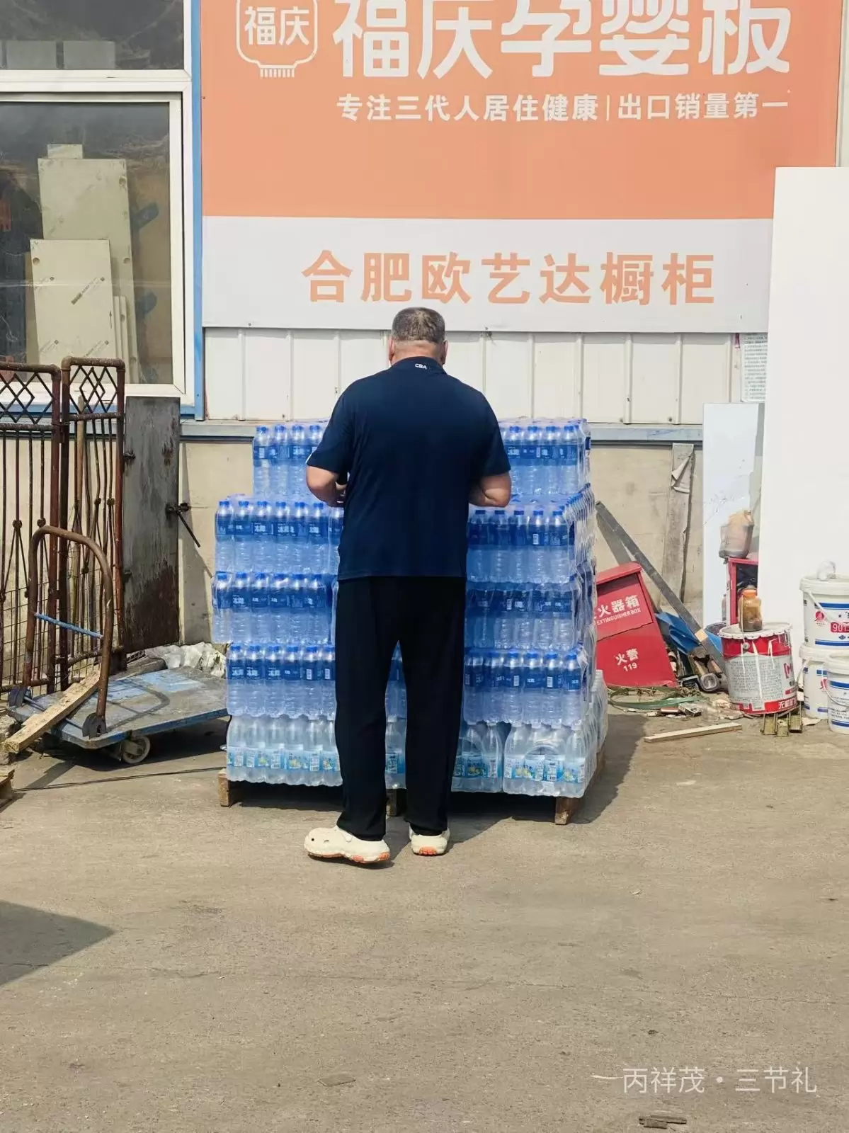 合肥肥东撮镇厂区盐汽水矿泉水整齐堆垛清点实拍，合计 120 件夏季防暑物资待装车配送现场