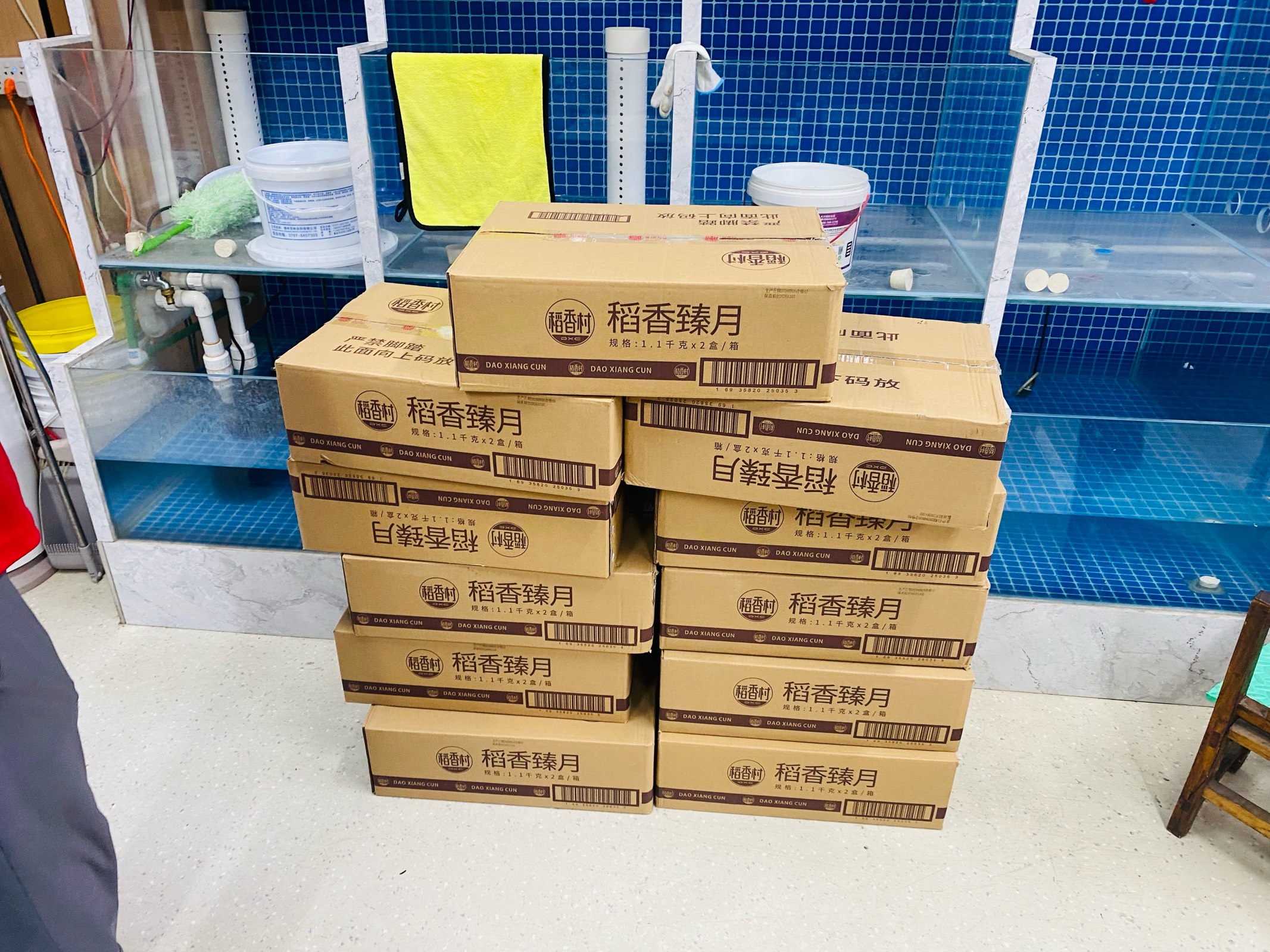 12箱稻香臻月中秋月饼礼盒整齐码放,每箱2盒,准备发往庐江县政府单位 12箱稻香臻月中秋月饼礼盒整齐码放,每箱2盒,准备发往庐江县政府单位