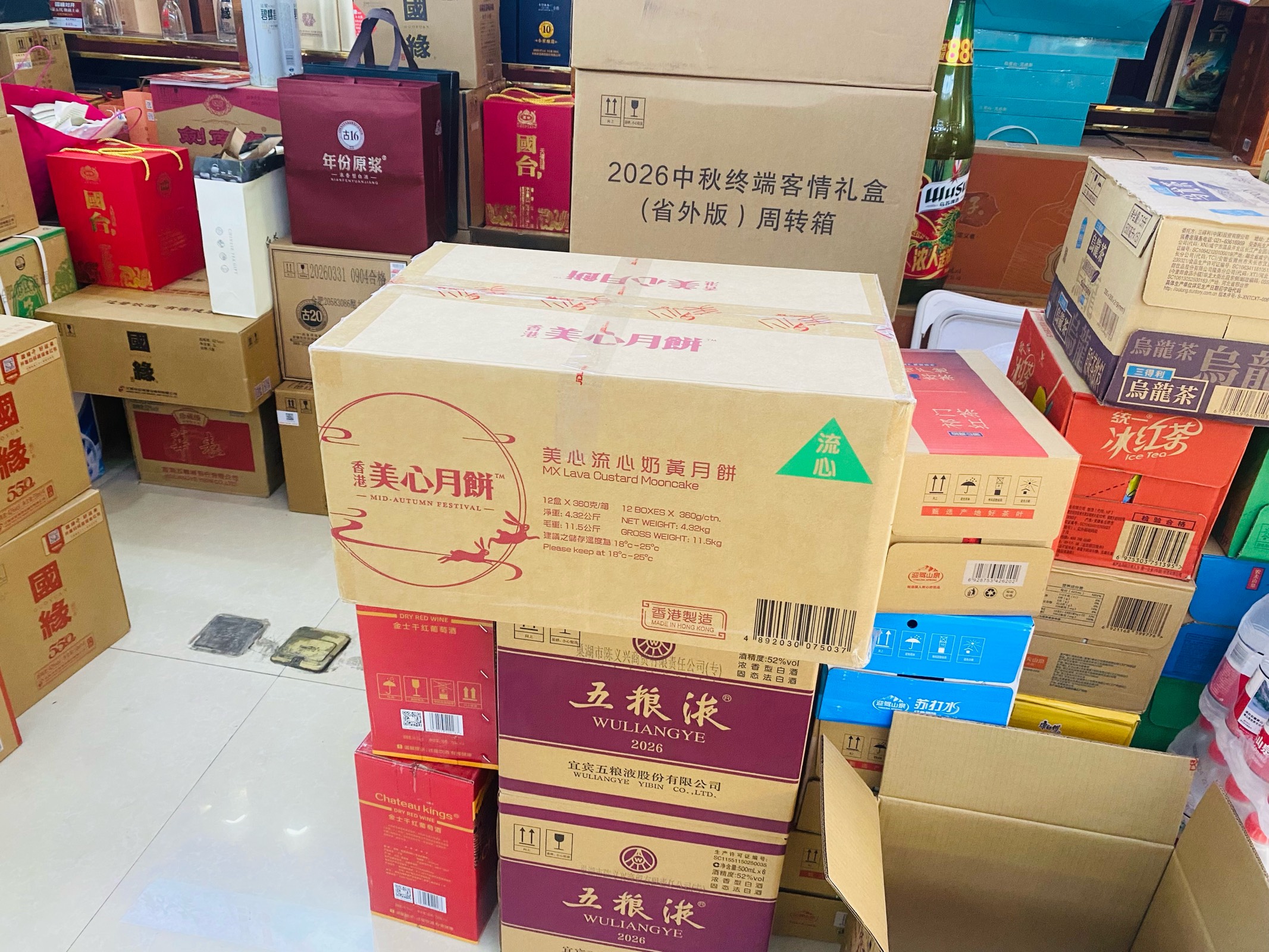 配送员用电动车装运美心流心奶黄月饼礼盒,同城极速配送,即将送往滨湖高端烟酒店 配送员用电动车装运美心流心奶黄月饼礼盒,同城极速配送,即将送往滨湖高端烟酒店