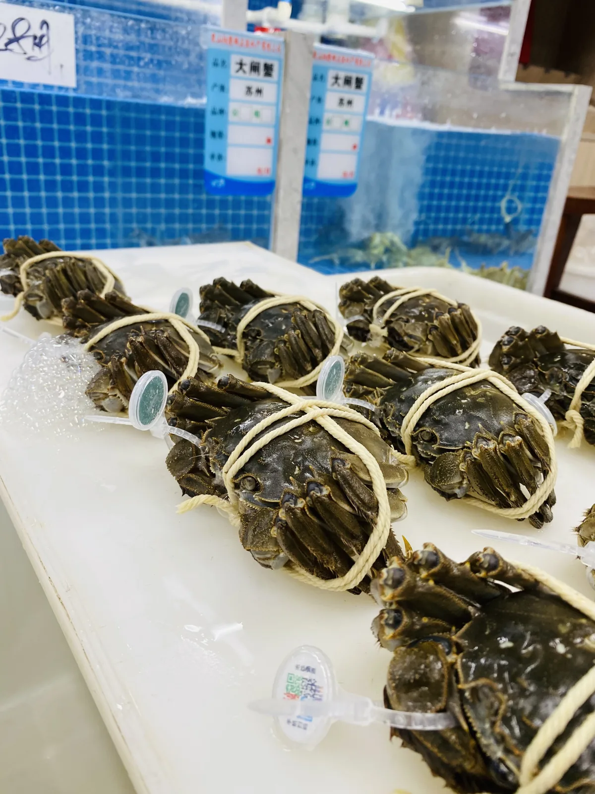 门店价签实拍，大闸蟹按规格单价标价